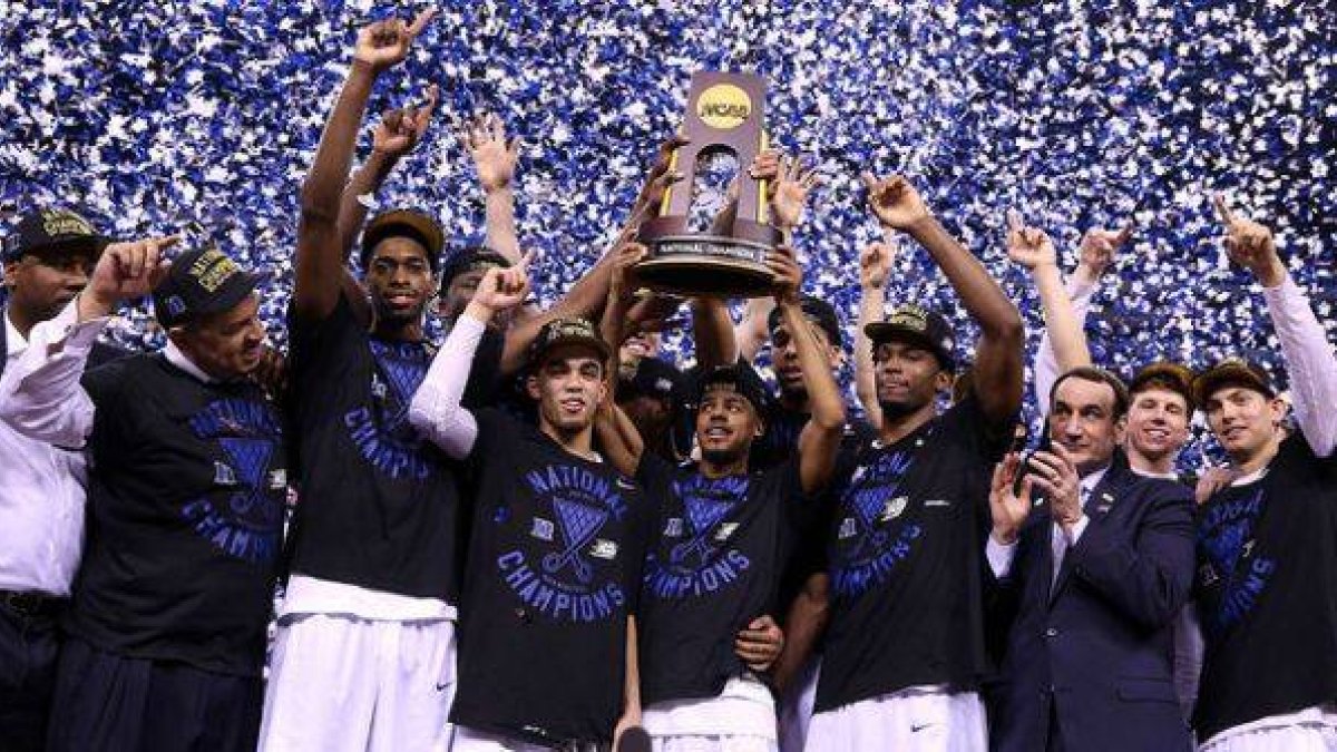 Los Blue Devils de Duke celebran su quinto título universitario tras ganar a los Badgers de Wisconsin en la final.
