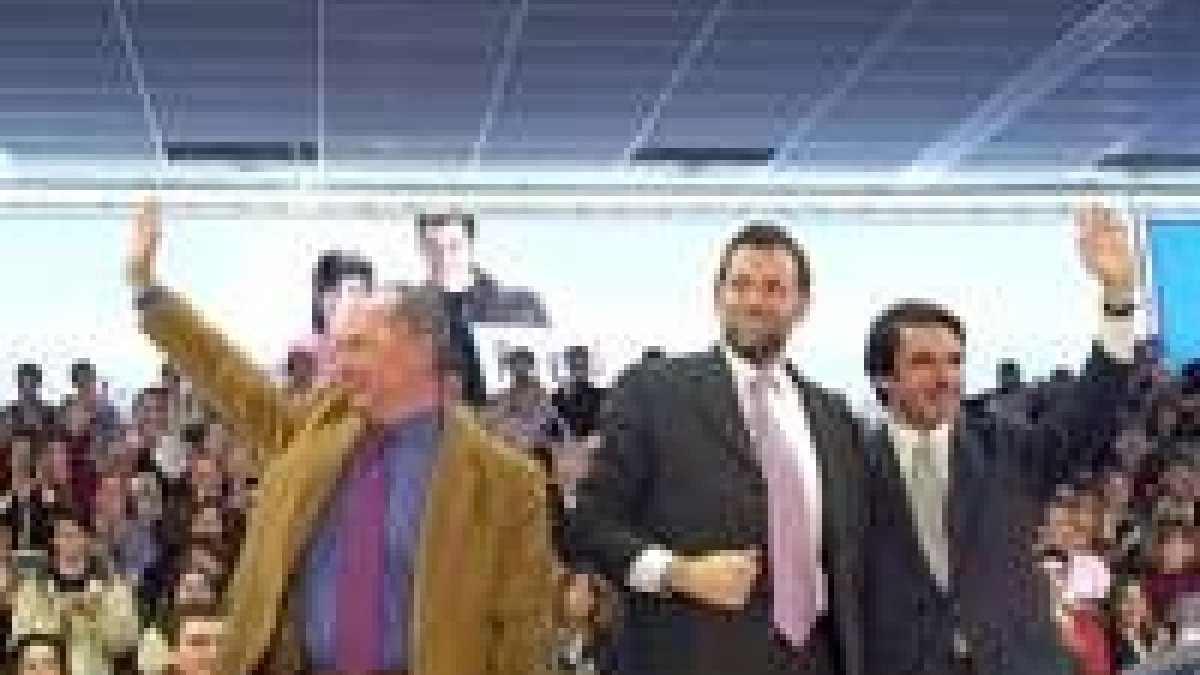 Rodrigo Rato, Mariano Rajoy y José María Aznar saludan durante la convención nacional del PP