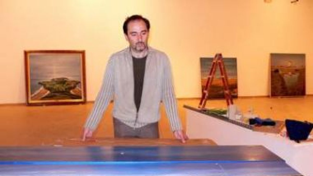 El artista leonés Félix de Agüero, durante el montaje de una de sus exposiciones
