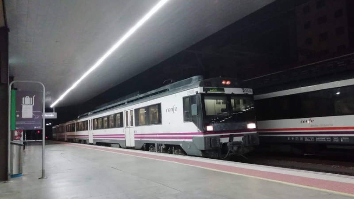 El Regional que sale poco después de las cinco de la mañana, ayer, en la estación de Ponferrada. DL