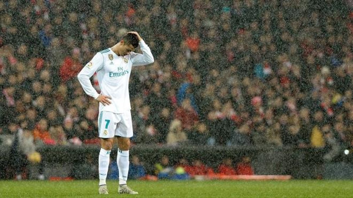 ristiano Ronaldo, desolado bajo la lluvia en San Mamés.