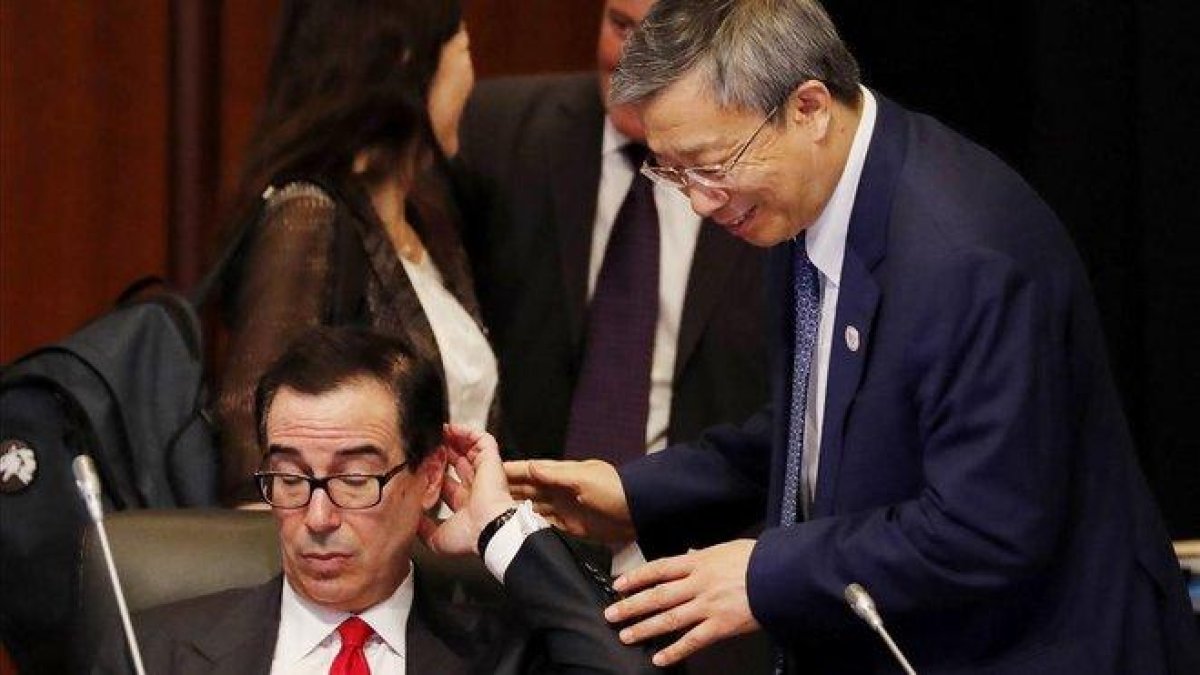 l secretario de Estado estadounidense Steven Mnuchin y el gobernador del Banco Central chino Yi Gang en la reunión de ministros de finanzas y gobernadores de bancos centrales previa al G20.