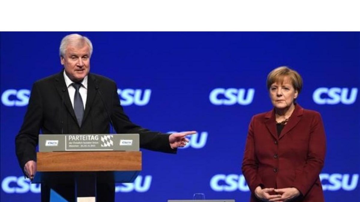 El líder de la CSU, Horst Seehofer, y la cancillera Angela Merkel, en noviembre del 2015.