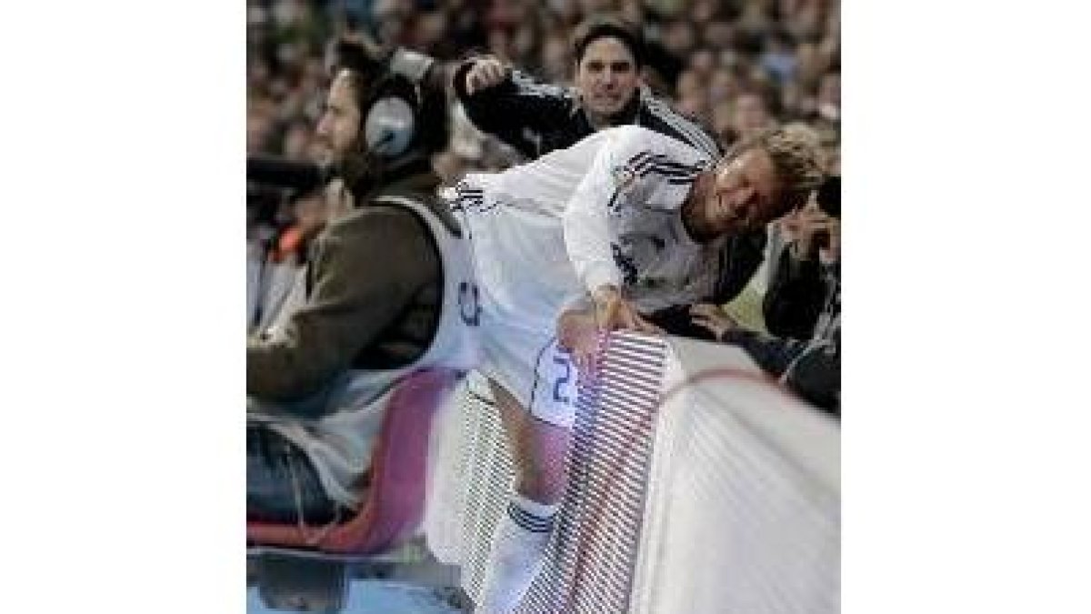 Beckham es increpado por un aficionado al golpearse contra la valla