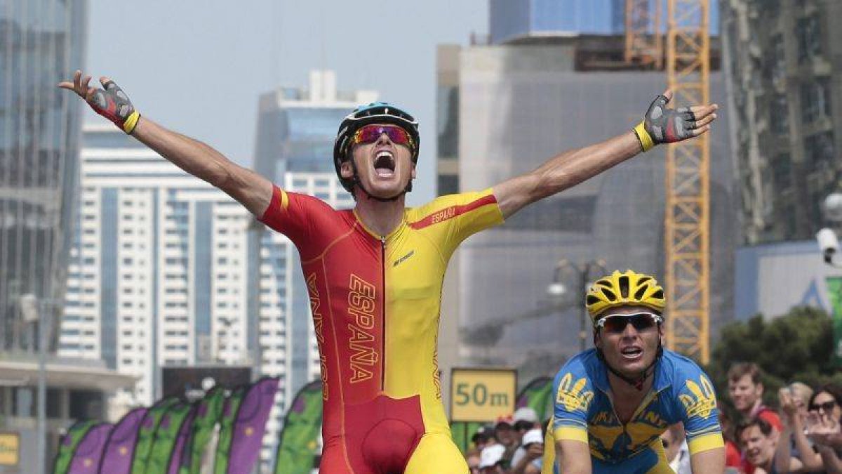 El ciclista español Luis León Sánchez celebra la victoria mientras cruza la línea de meta.