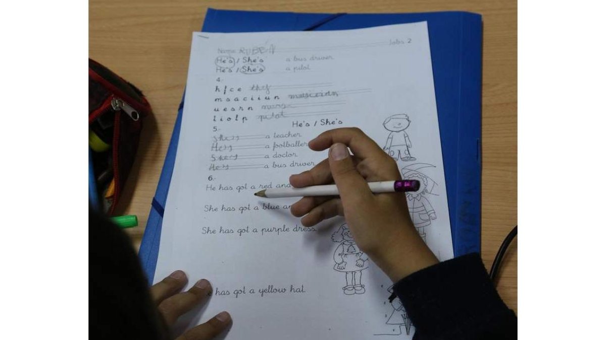 Imagen de un alumnos de Primaria con ejercicios en el aula. SECUNDINO PÉREZ