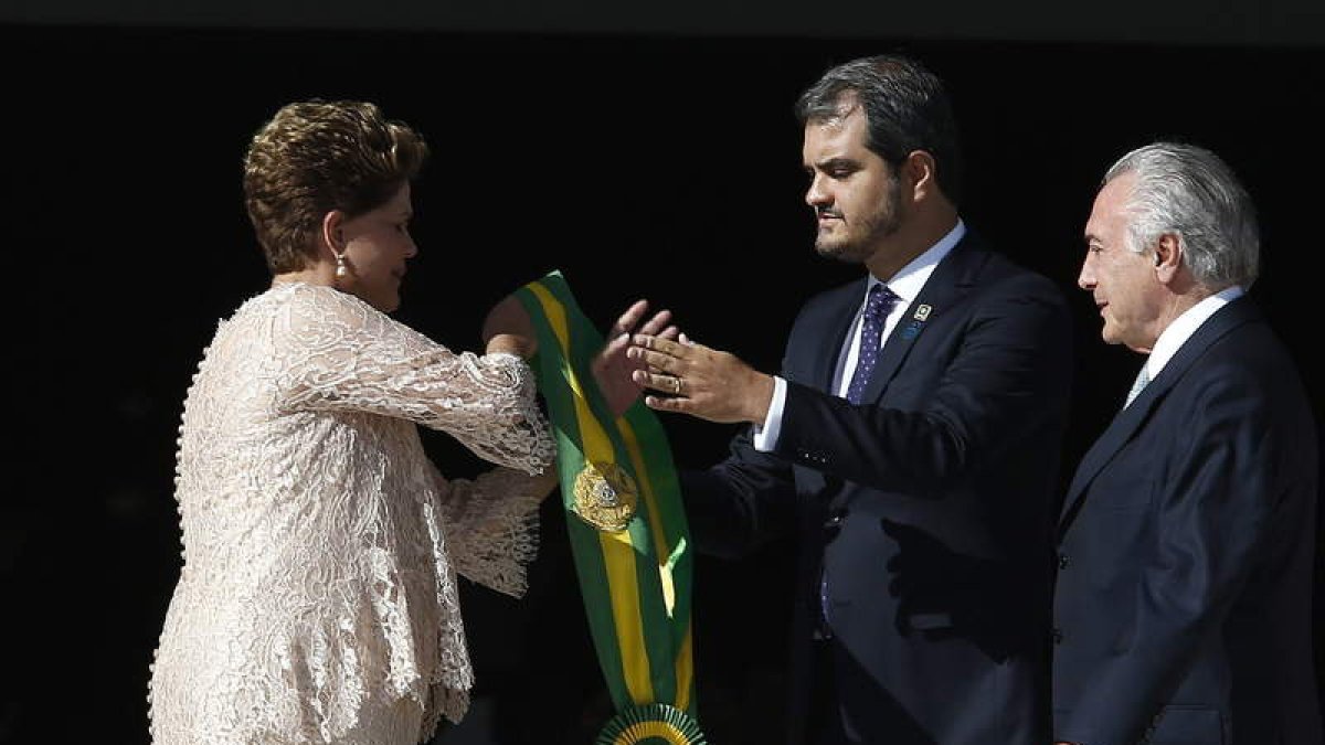 Dilma Rousseff recibe la banda presidencial durante la ceremonia de investidura.