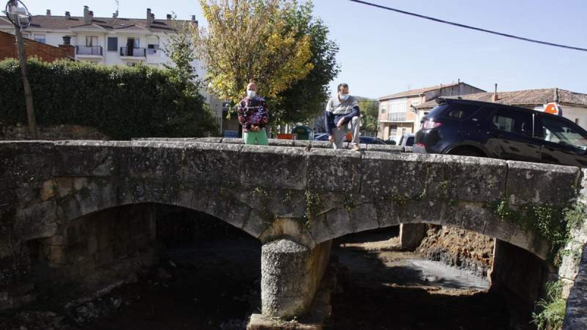 Pepe Villa y Ceferino Gil supervisan las obras de limpieza del arroyo y del puente del Arbejal. CAMPOS