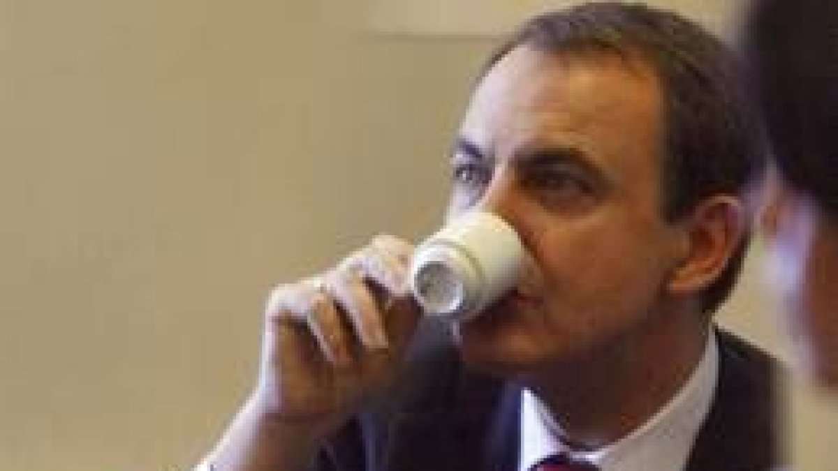 Zapatero tomó ayer un café en el Congreso, en Madrid
