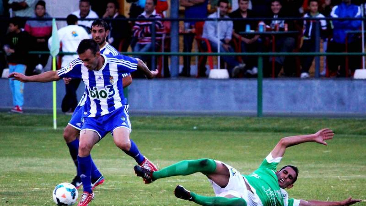 La Deportiva llevó el peso del partido, pero el Astorga no se arrugó a pesar de jugar ante un equipo de la categoría de plata.