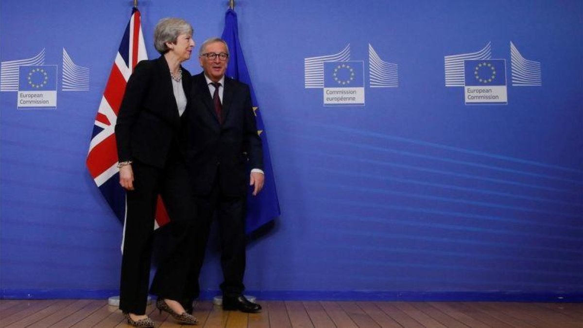 El presidente de la Comision Europea, Jean-Claude Juncker, junto a la primera ministra del Reino Unido, Theresa May, este miércoles en Bruselas.