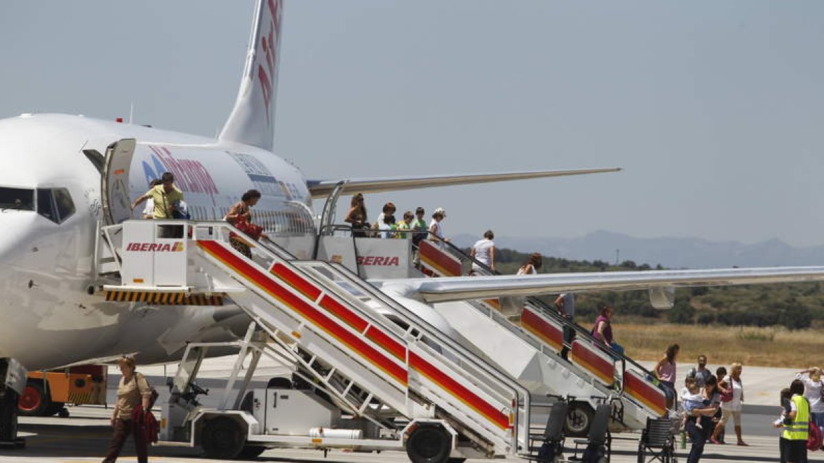 Pasajeros descienden de un avión en la pista del aeropuerto de León en La Virgen del Camino, en una imagen de archivo.