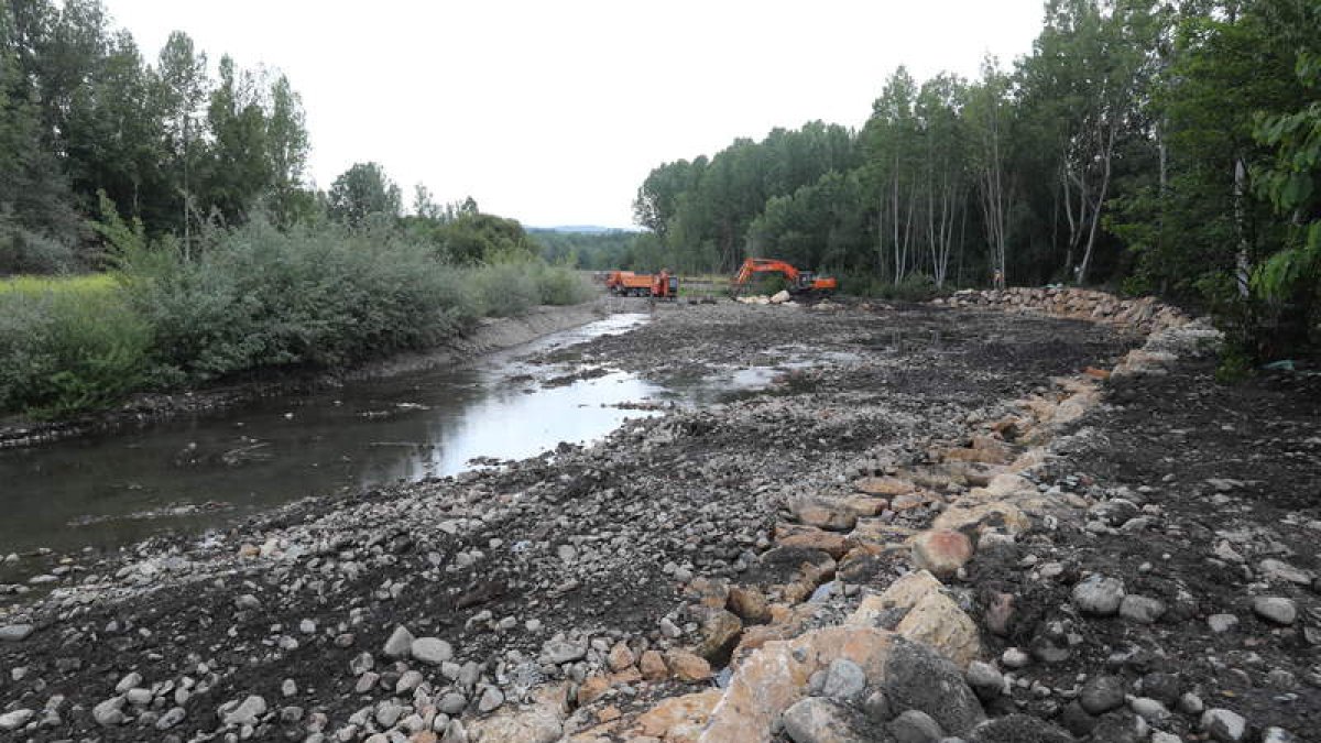 Obras en las márgenes del río Cúa a su paso por Carracedelo emprendidas en mayo de 2018 por la Confederación Hidrográfica. DE LA MATA