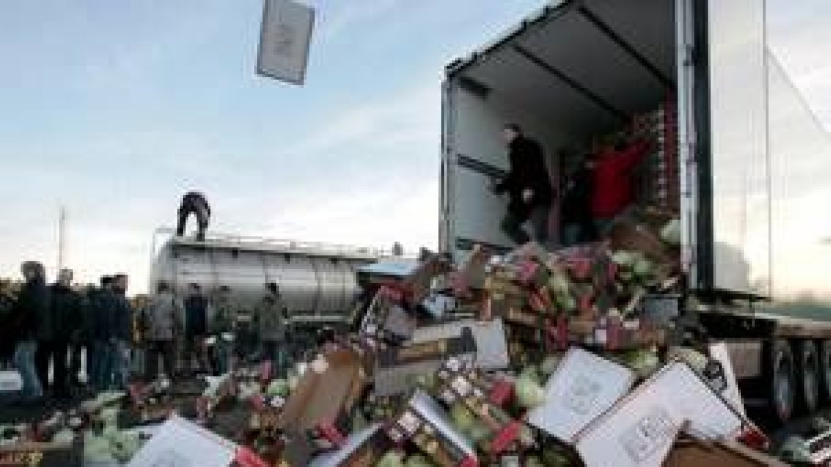 Imagen de uno de los camiones que fue asaltado en el sur de Francia por los agricultores galos