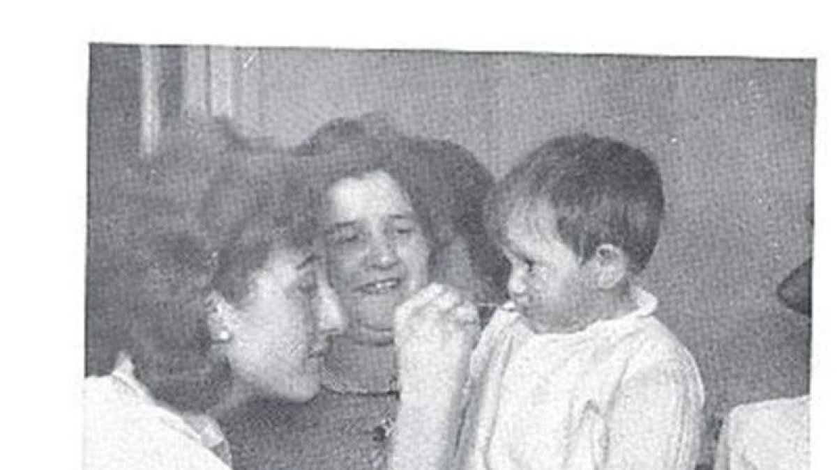 Primera niña vacunada en España con Sabin, en León.