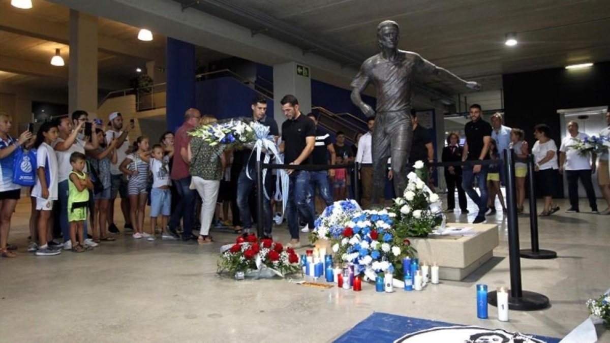 Aficionados del Espanyol desfilan por la puerta 21 para rendir su homenaje a Jarque.