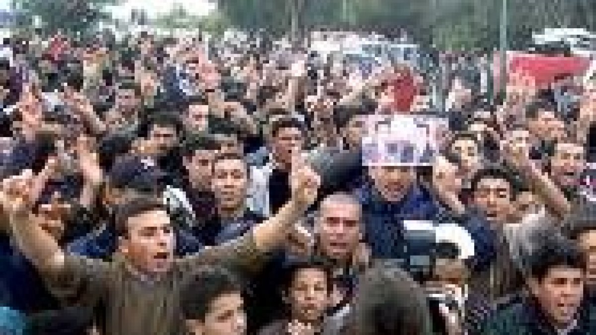 Cientos de vecinos de Alhucemas protestan airados por el bloqueo de la ayuda humanitaria