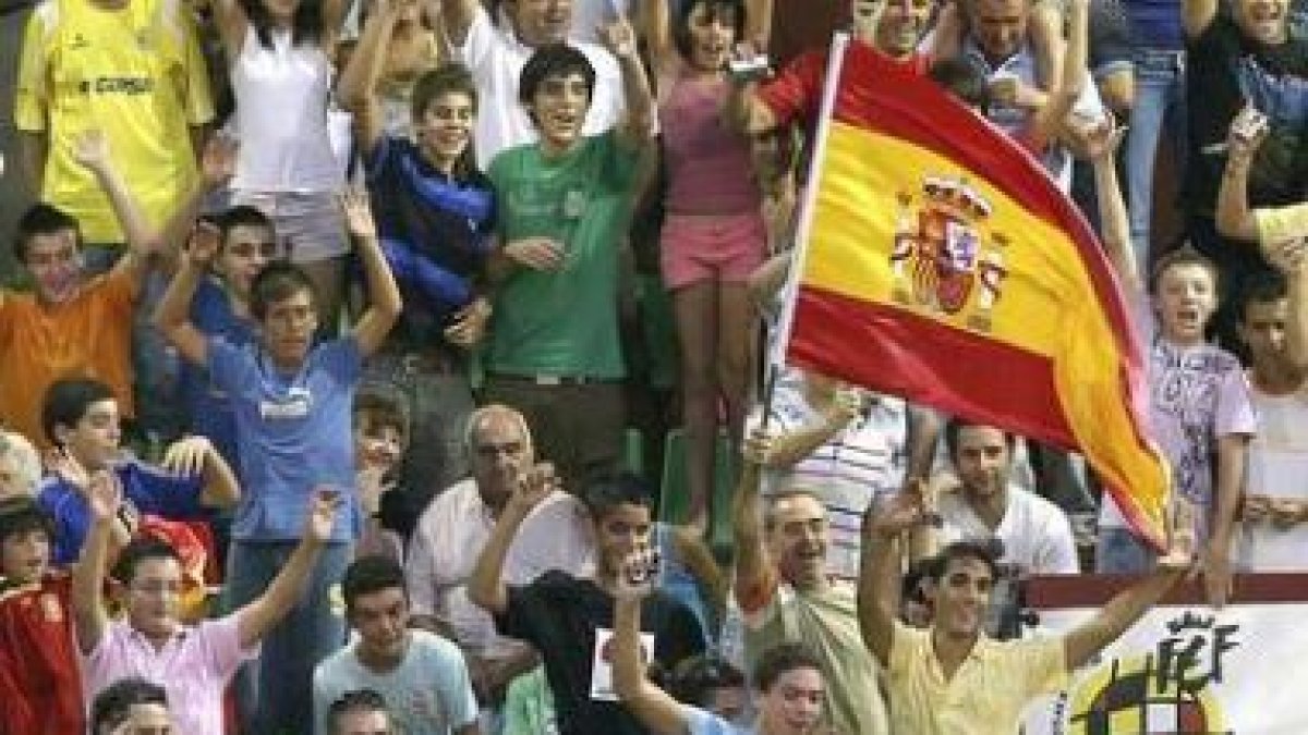 Afición española animando en el partido contra Estonia.