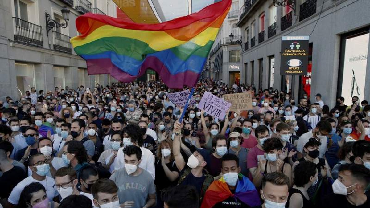 Amigos del joven ayer, en la protesta de La Coruña. CABALAR