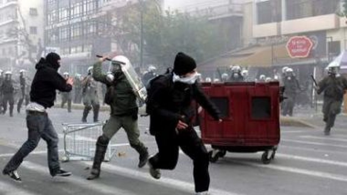 .Varios jóvenes se enfrentan a la policía antidisturbios en el centro de Atena