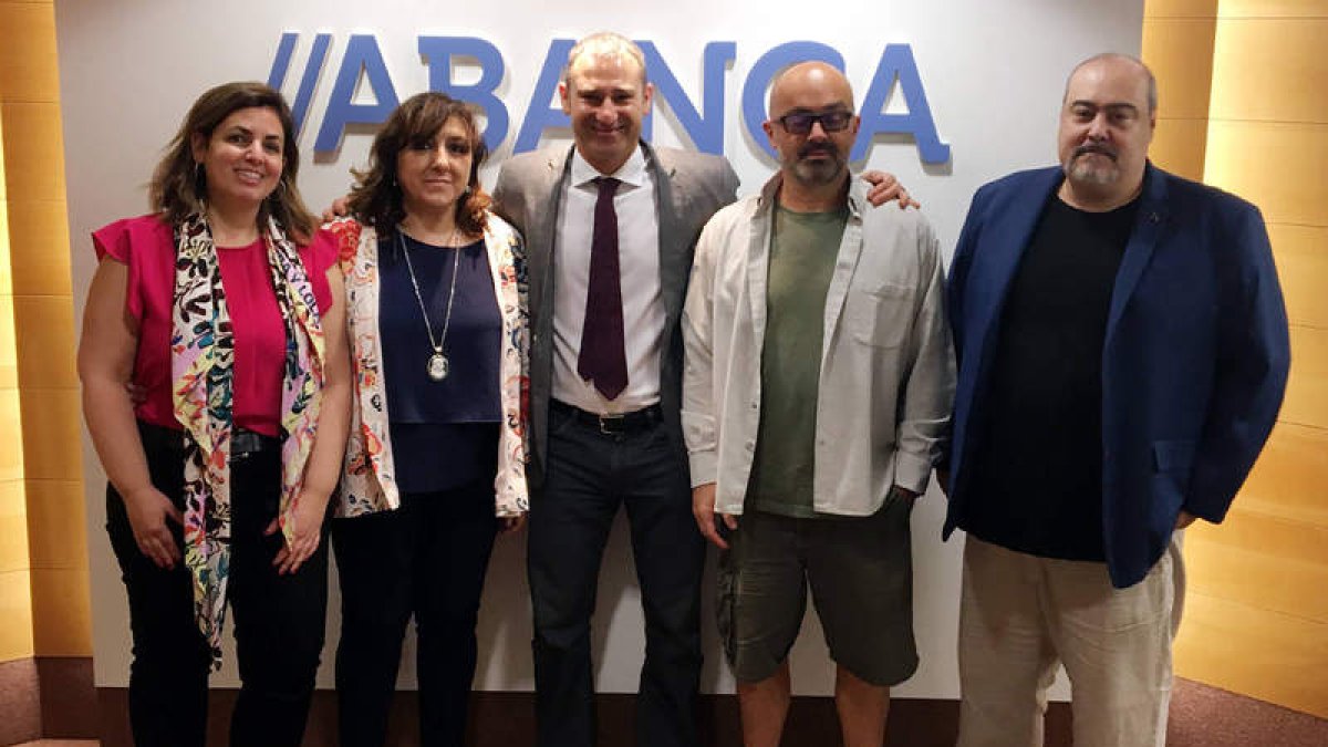 El director de zona junto a representantes de la asociación. DL