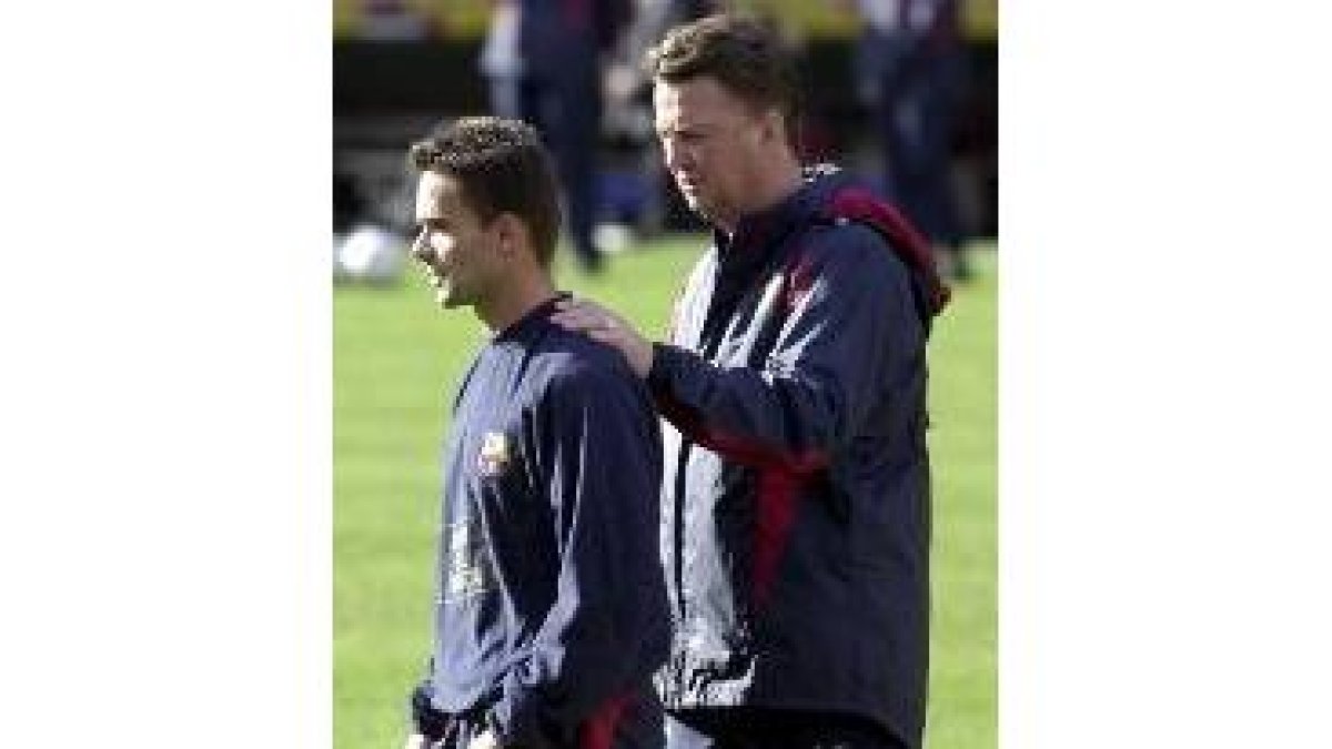 Van Gaal, junto a Overmars, confía en su continuidad al frente del Barça