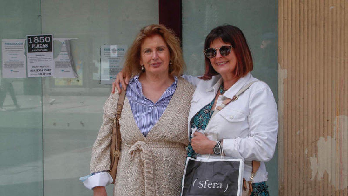 Cristina Álvarez y Lourdes Barredo, de compras. MIGUEL F.B.