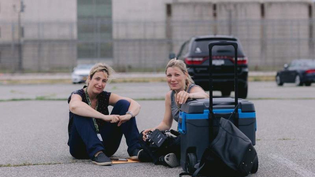 La productora Sofia Sondervan y la directora Elvira Lind en el rodaje de ‘The Letter Room’. EFE