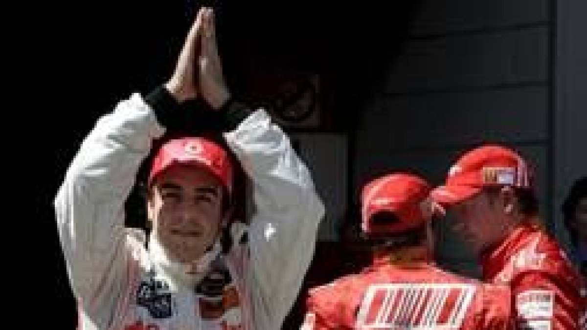 Fernando Alonso saluda a sus seguidores. Al lado, Massa y Raikkonen