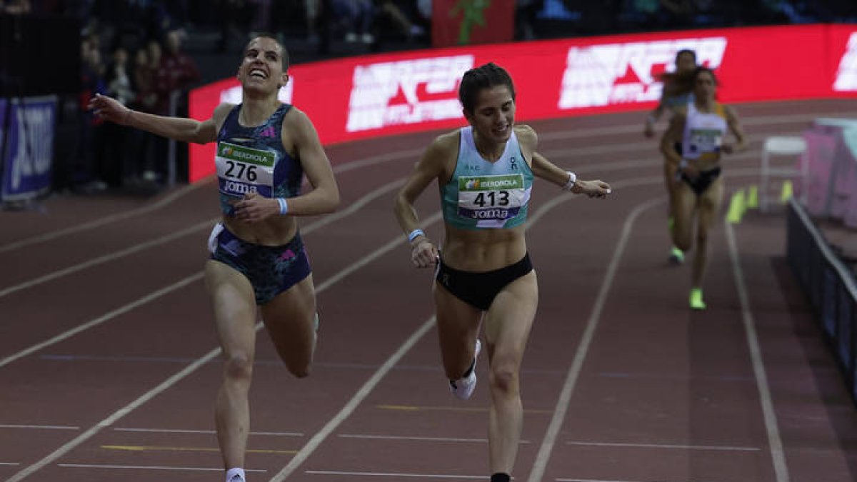 Marta García (a la derecha) en su sprint con Marta Pérez en la final de los 3.000 metros del Nacional. SERGIO PÉREZ