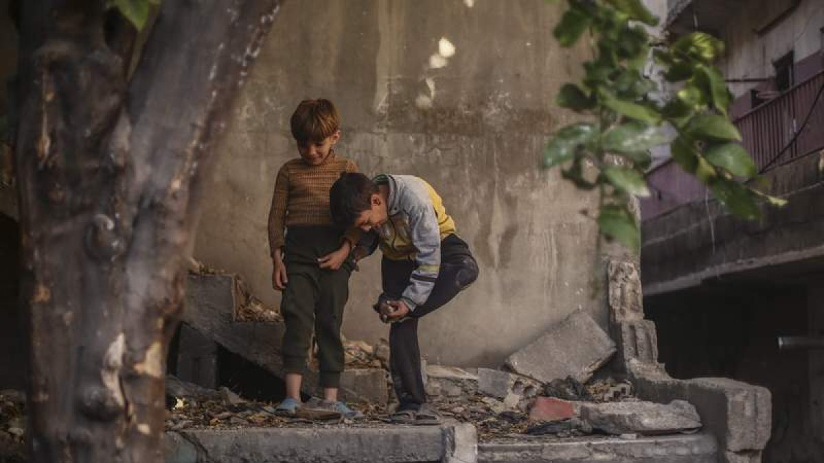 Dos niños sirios juegan en un barrio destruido de Damasco controlado por los rebeldes. MOHAMMED BADRA