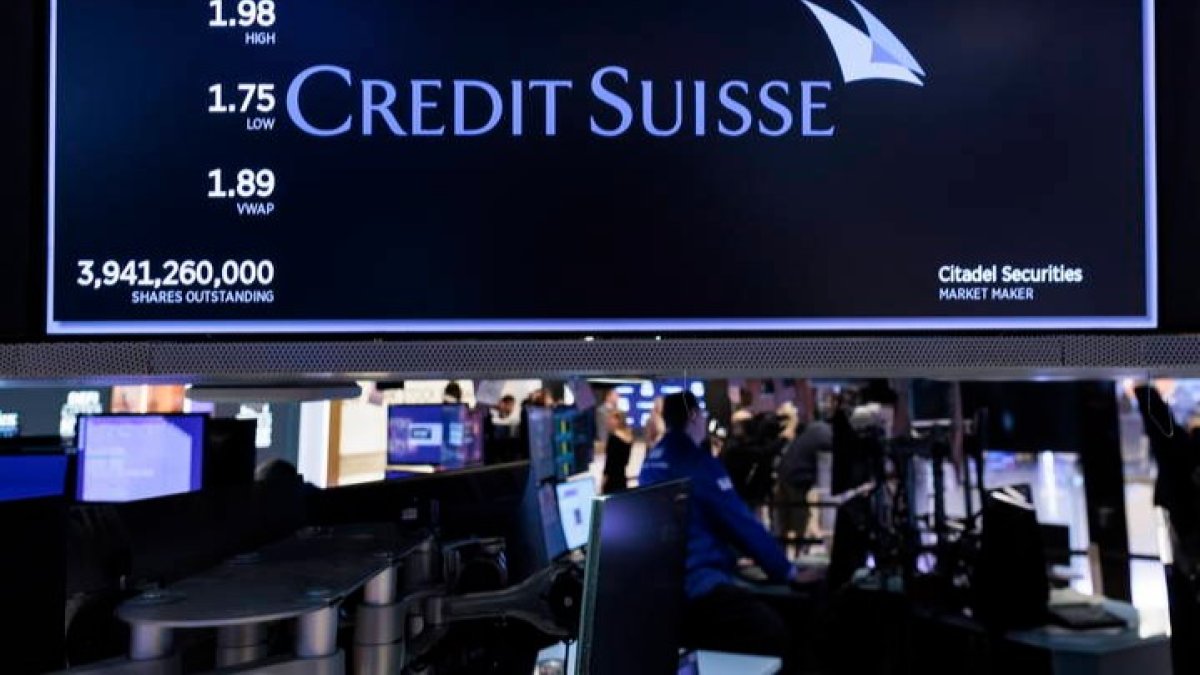 Una pantalla muestra información sobre el banco Credit Suisse en la Bolsa de Valores de Nueva York en la jornada de este miércoles. EFE JUSTIN LANE