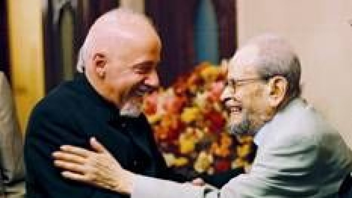 Foto de archivo del escritor brasileño Paolo Coelho y el novelista egipcio Naguib Mahfouz