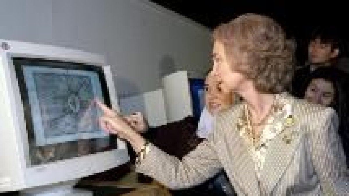 La Reina Sofía utiliza una pantalla táctil para ver planos antiguos