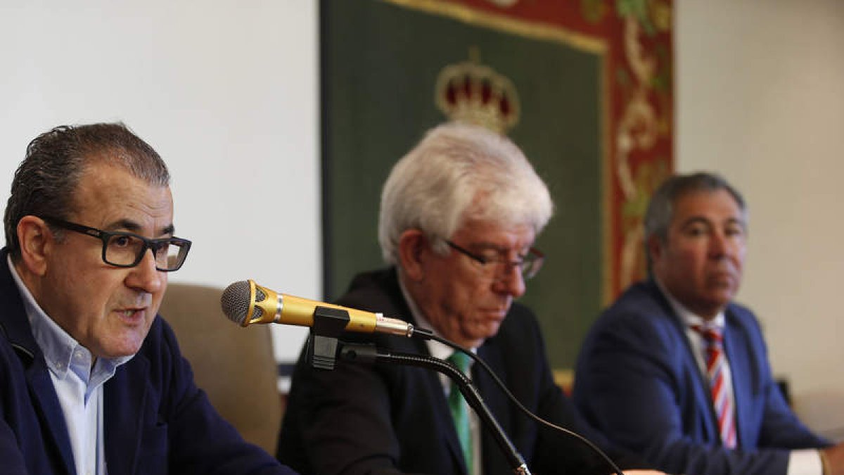 Luis Barcenilla, José Ángel Hermida y Joaquín S. Torné, ayer, en la Facultad de Derecho. JESÚS F. SALVADORES