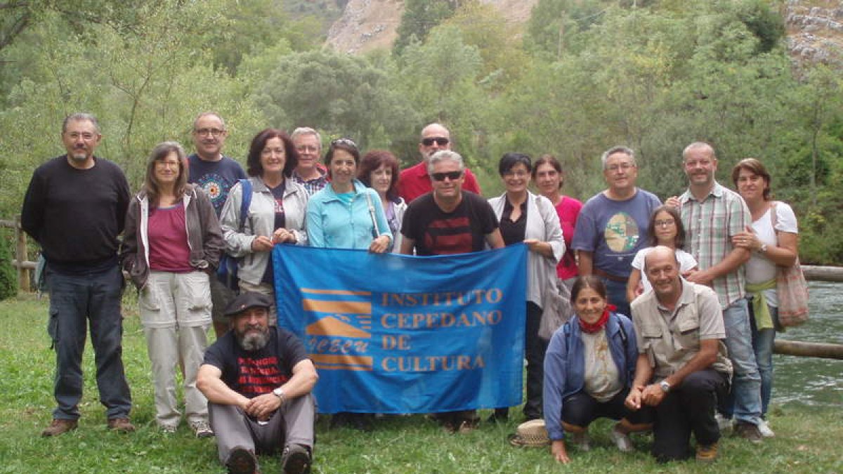 Grupo senderista ‘Las de Caín’ en su ruta de las minas del valle de Sabero.