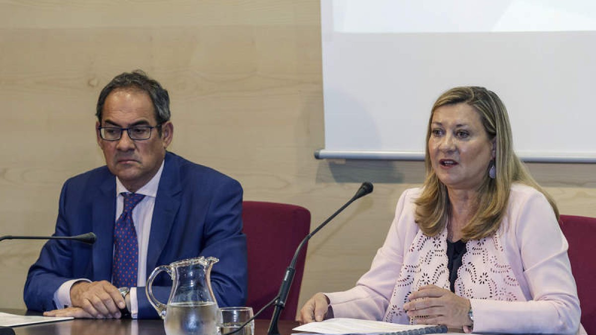 Pilar del Olmo, a la derecha, consejera de Economía y Hacienda de la Junta. SANTI OTERO