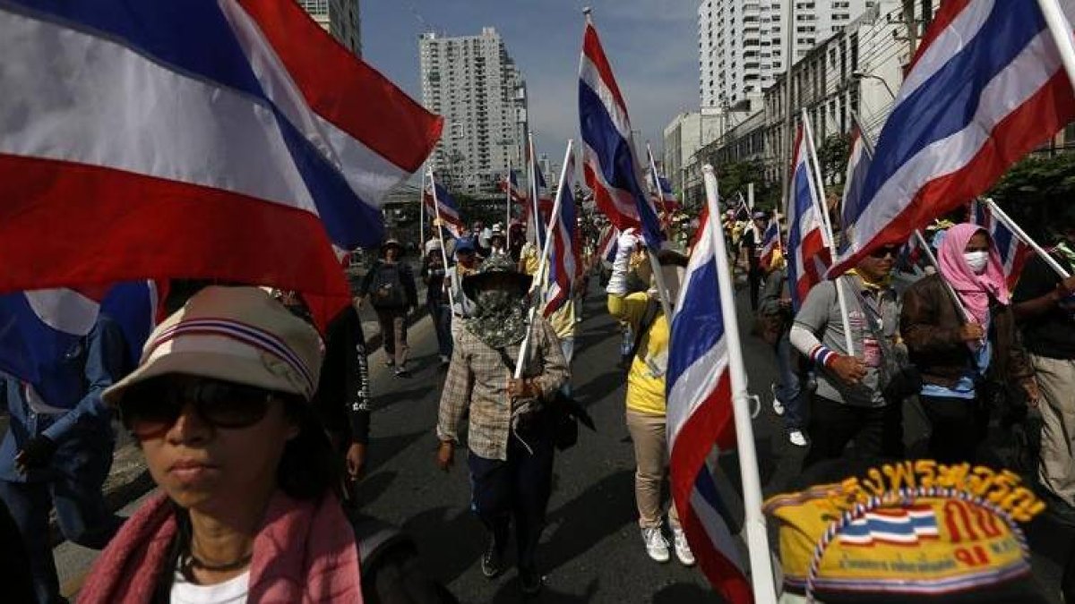 Un grupo de manifestantes protagoniza una marcha pacífica en Bangkok (Tailandia) hoy