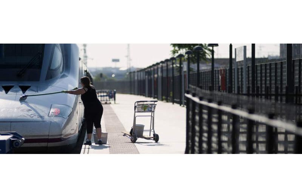 Una operaria limpia uno de los últimos trenes AVE del recorrido Toledo-Cuenca-Albacete, una de las inversiones ruinosas.