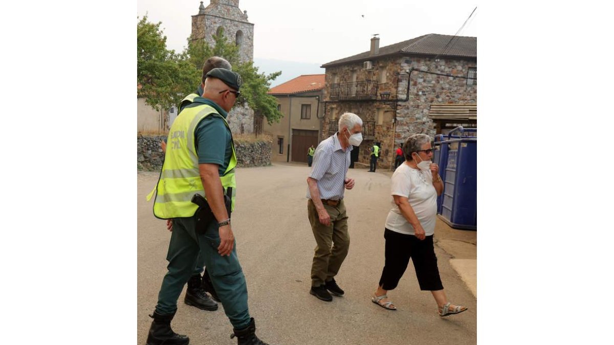 La Guardia Civil acompaña a vecinos evacuados de Monsagro. J.M.GARCÍA