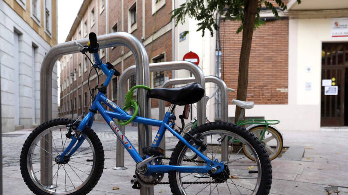 Bicicleta aparcada a la puerta de un colegio leonés. MARCIANO PÉREZ