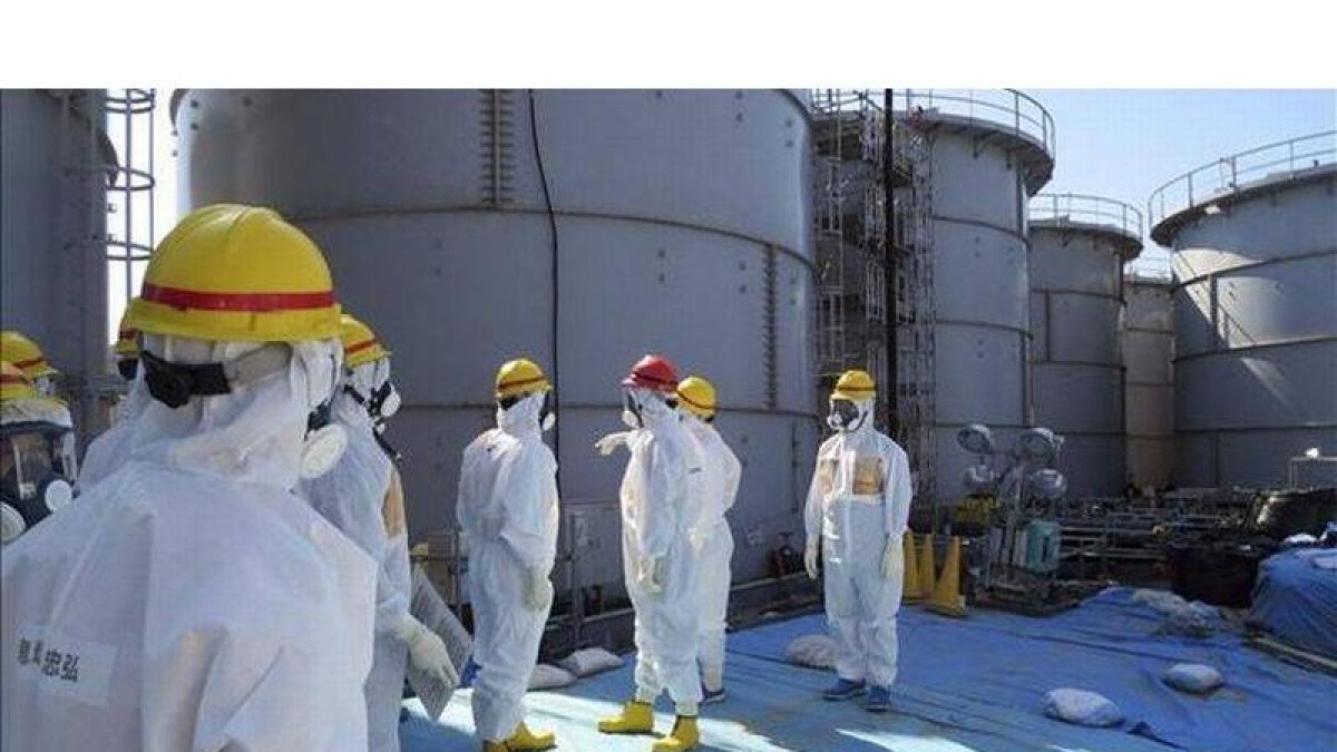 Operarios ante los tanques de agua radiactiva en Fukushima.