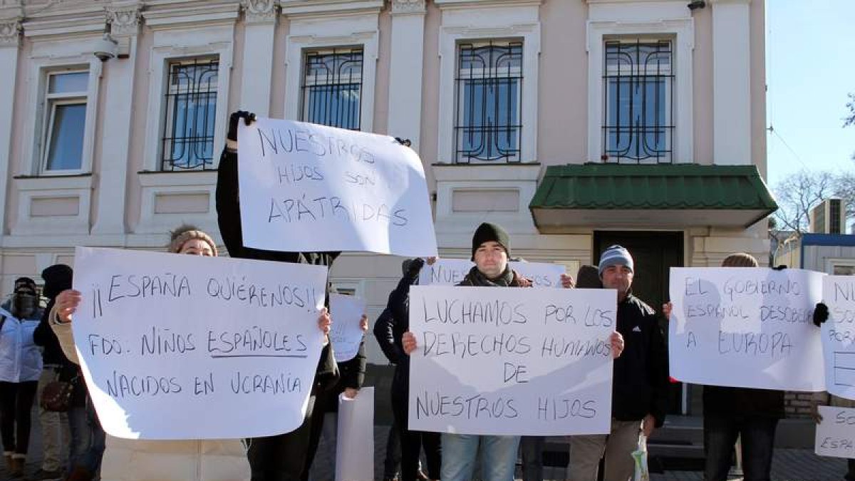 Una treintena de españoles frente al Consulado de España en Kiev. NADJEJDA VICENTE