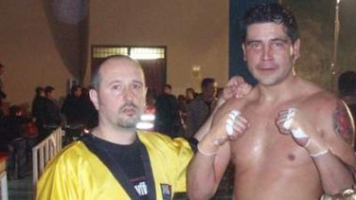 Ormeño tras un combate con su preparador Alfredo Arrojo.