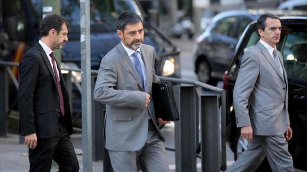 El mayor Josep Lluís Trapero, de paisano, se dirige a la Audiencia Nacional, ayer.
