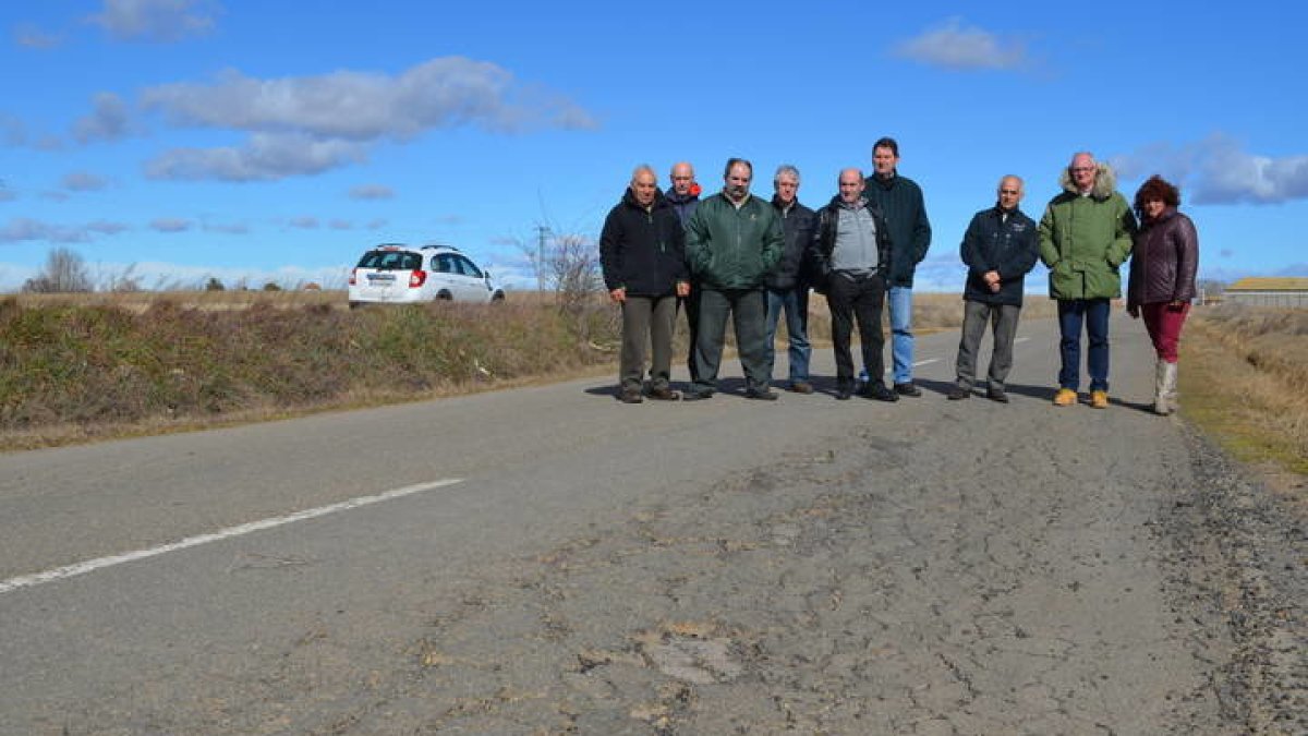 Los alcaldes de los pueblos afectados por la carretera Villadangos - Valcabado se reúnen en 2015 para protestar. MEDINA