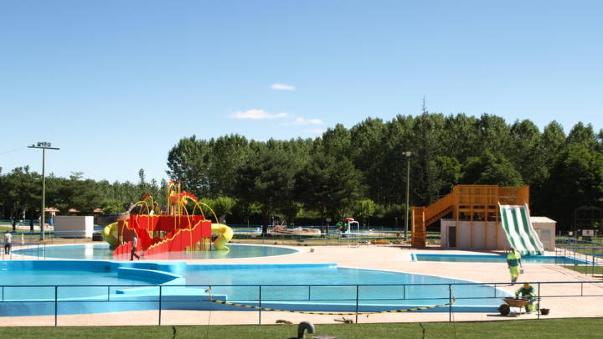 Parque acuático de Valencia de Don Juan con toboganes, dragón y piscina de olas. MEDINA