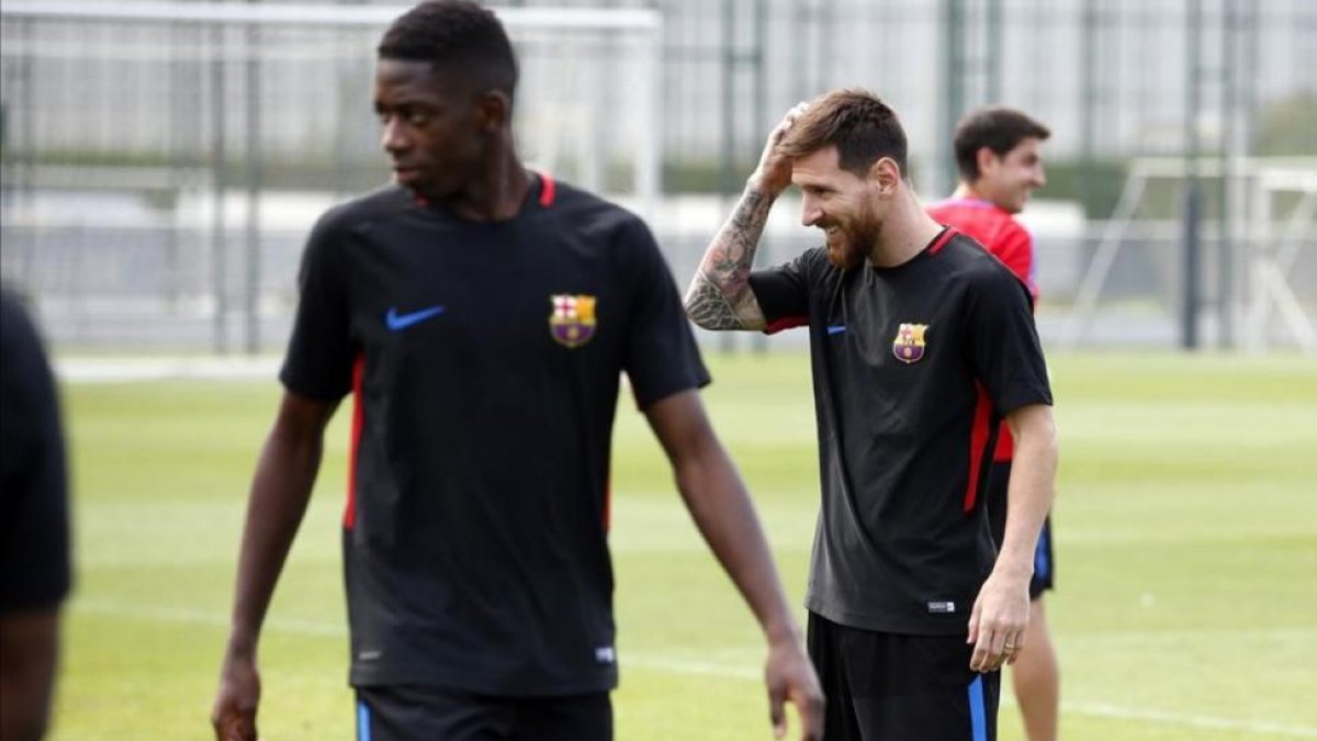 Dembélé, en primer término, y Messi en el entrenamiento de este jueves