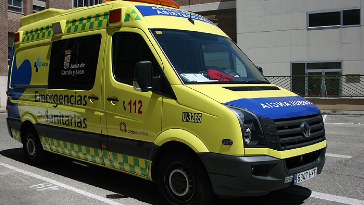 El personal sanitario atendió a los dos heridos, que fueron trasladados al Hospital de León. DL