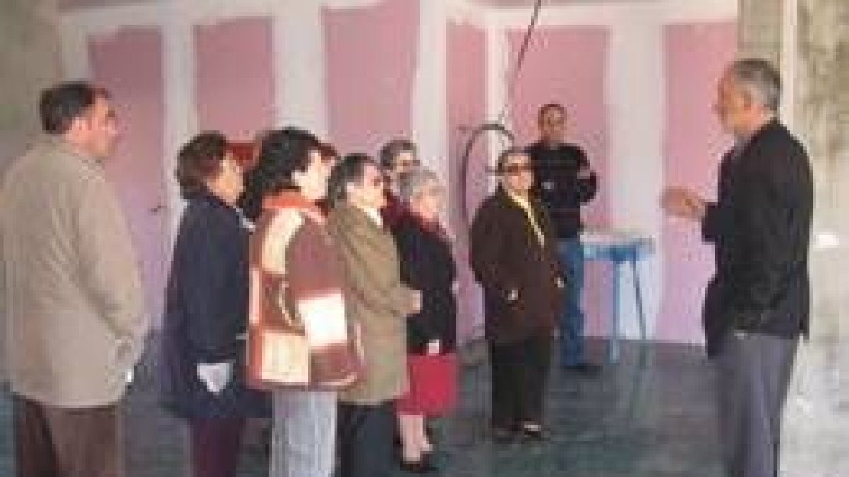 El alcalde muestra las instalaciones de la residencia a varios vecinos de Villamañán